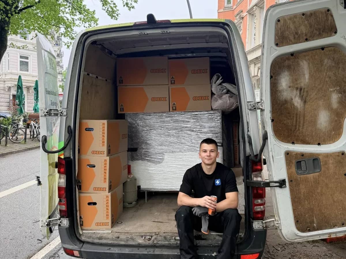 Blitz Transporter voll beladen bei einer Entrümpelung in Hamburg
