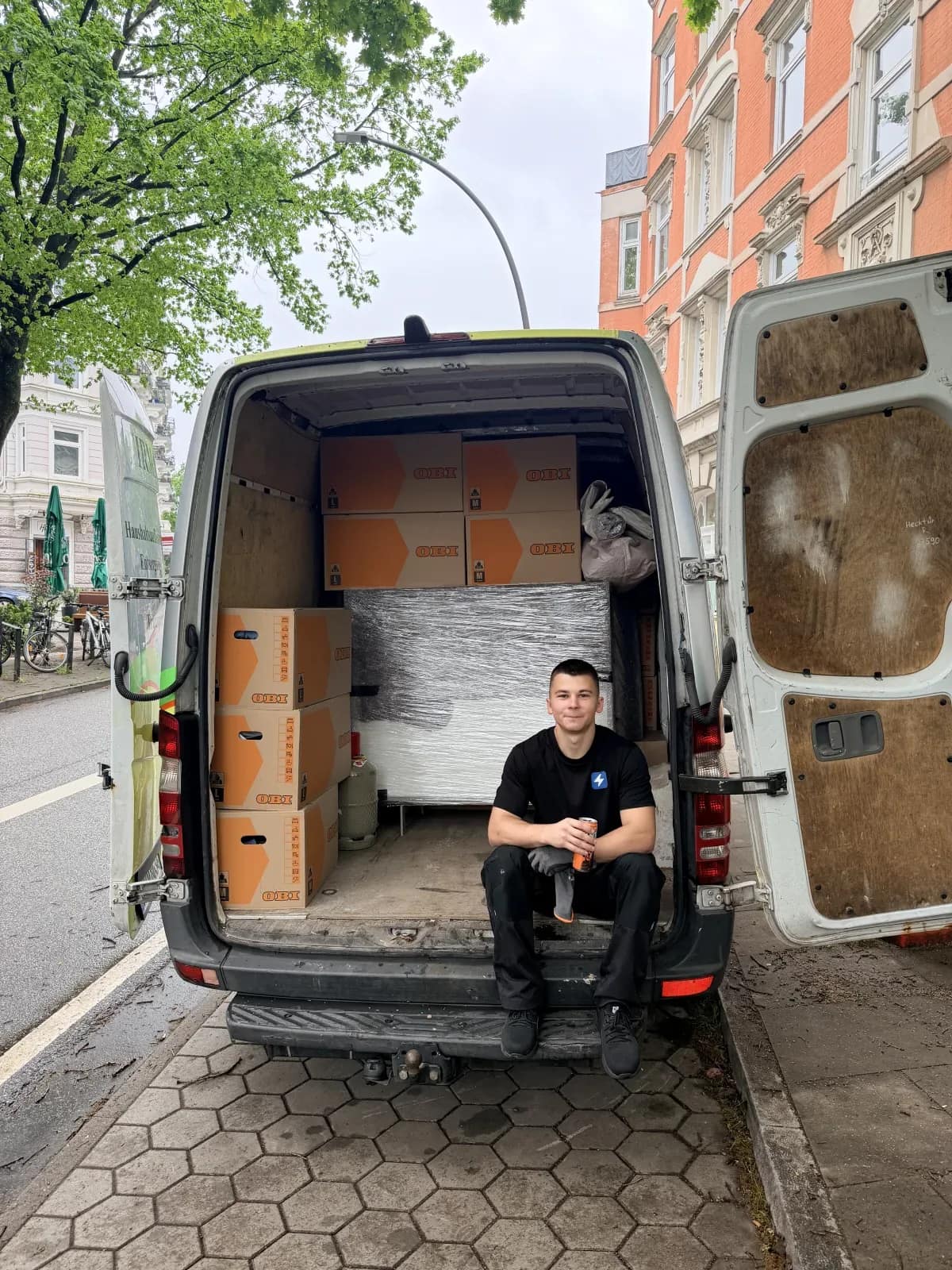 Blitz Transporter voll beladen bei einer Entrümpelung in Hamburg