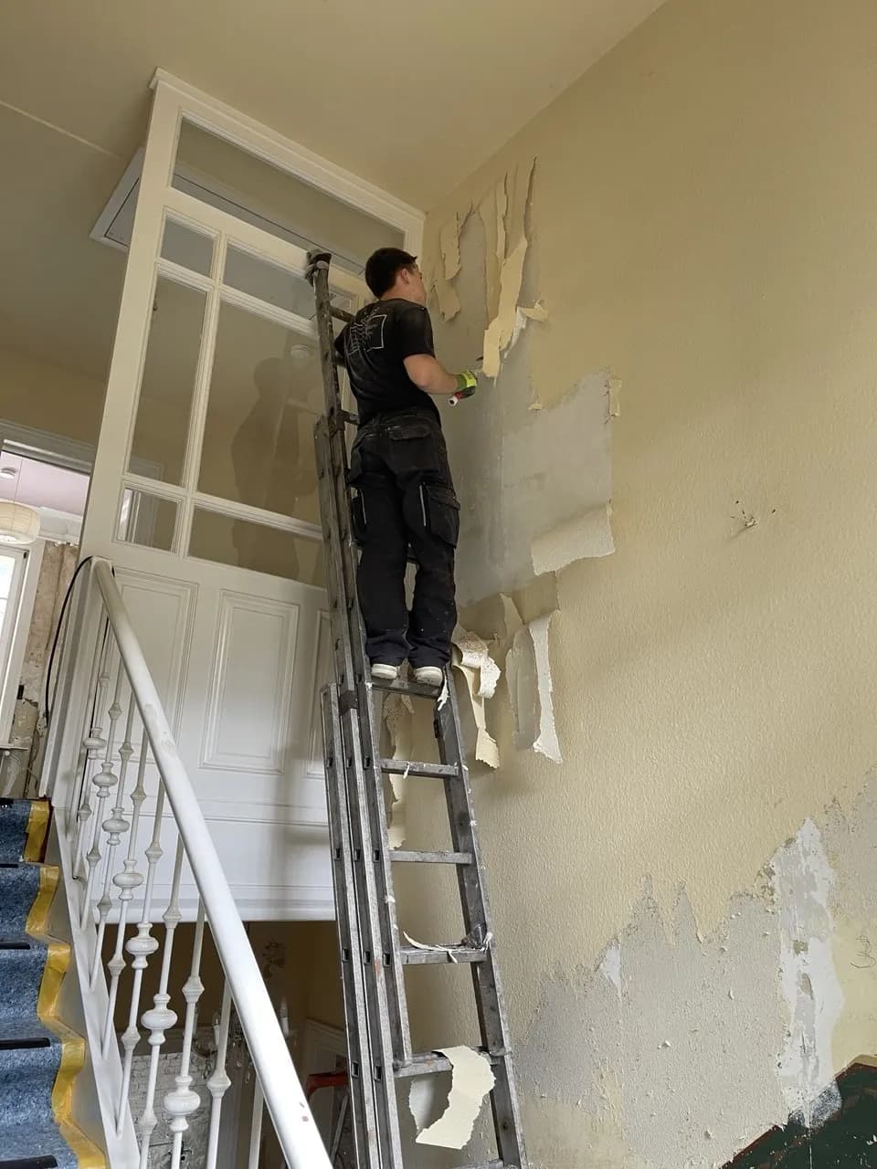 Treppenhaus Arbeit auf Leiter