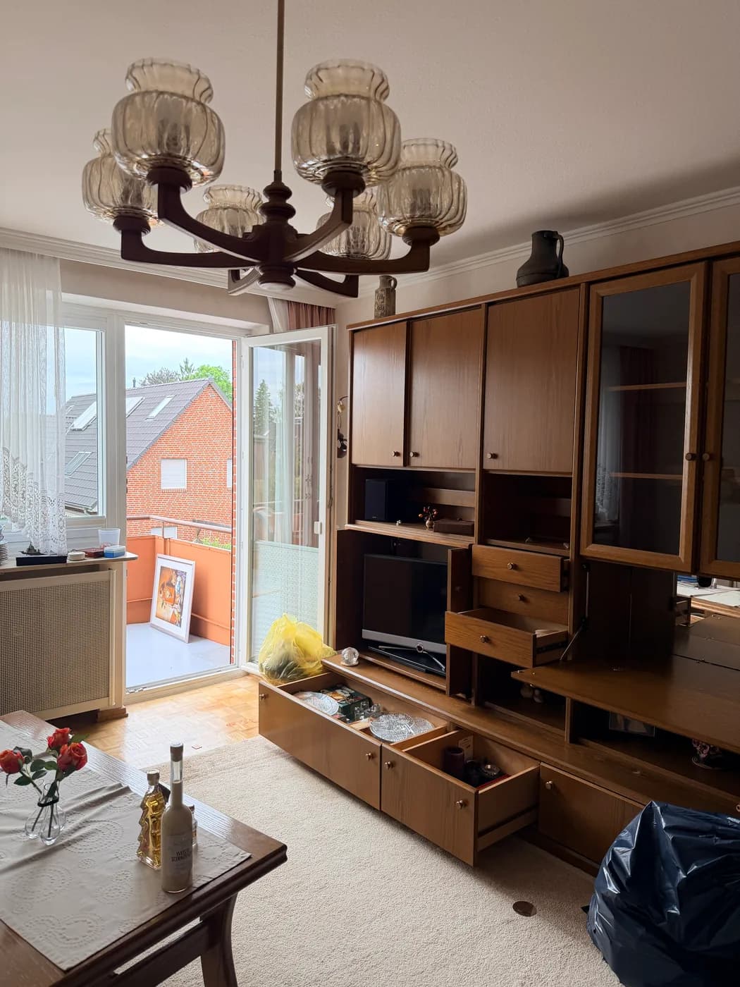 Vollgestellte Eichenschrankwand im Wohnzimmer vor der Wohnungsauflösung in Hamburg-Berne