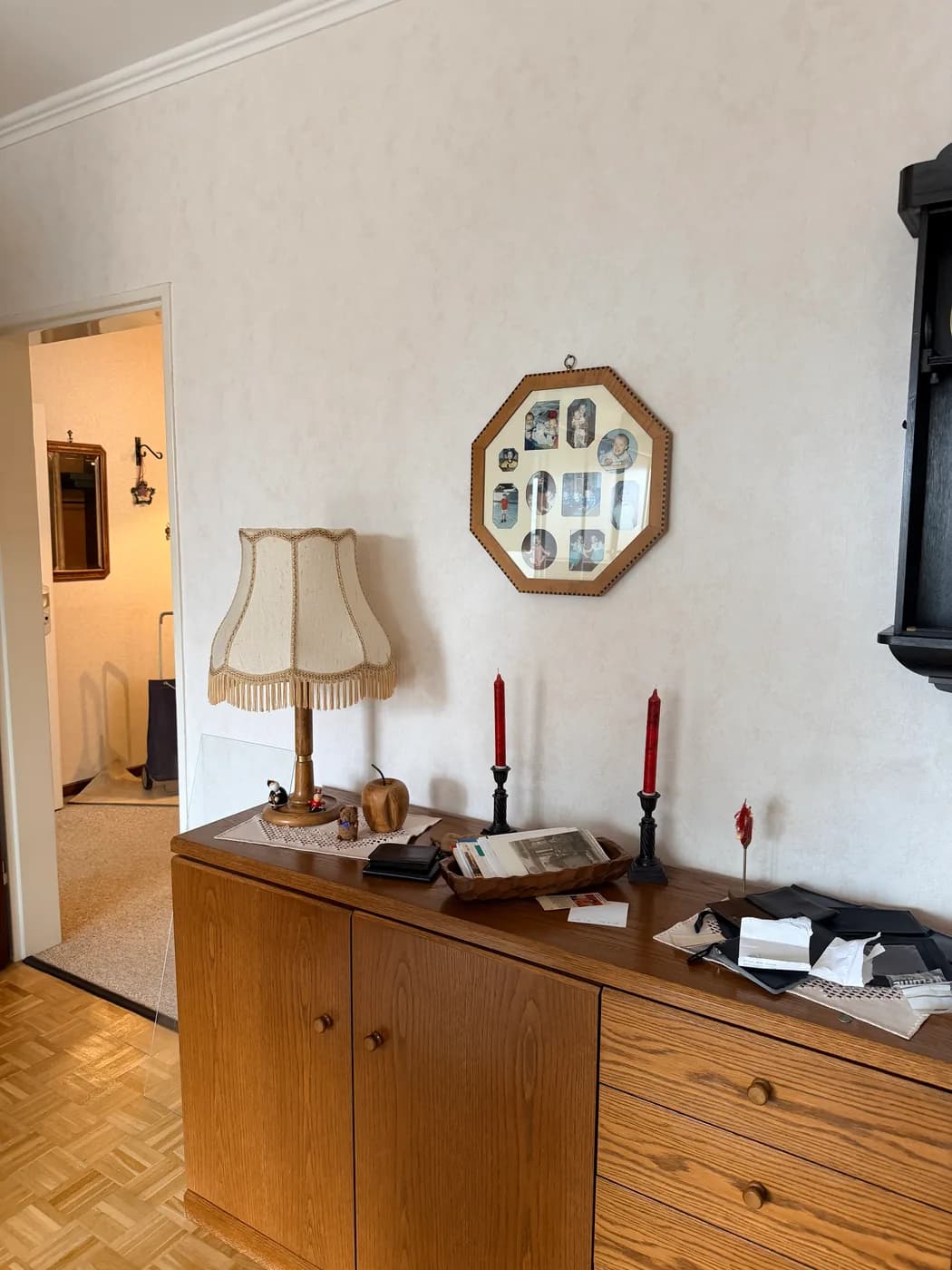 Diele mit Sideboard und persönlichen Erinnerungsstücken vor einer Nachlassauflösung