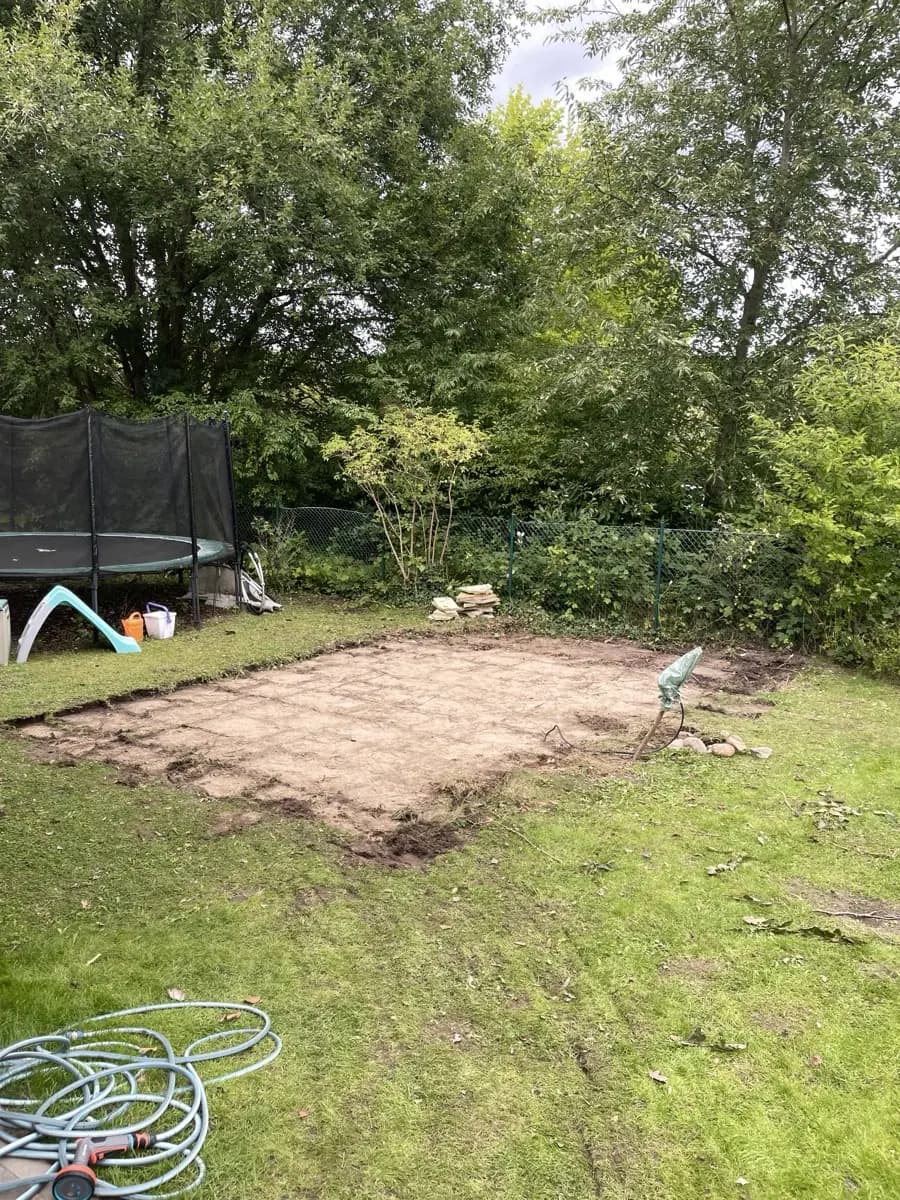 Die geräumte Fläche in Reinbek nach dem Abriss, blanker geebneter Sand, Rasen ringsum