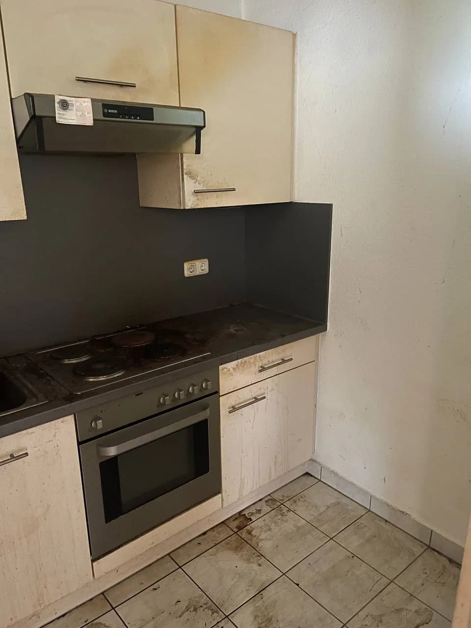 Geräumte Küche einer vormals vermüllten Wohnung in Hamburg-Wandsbek