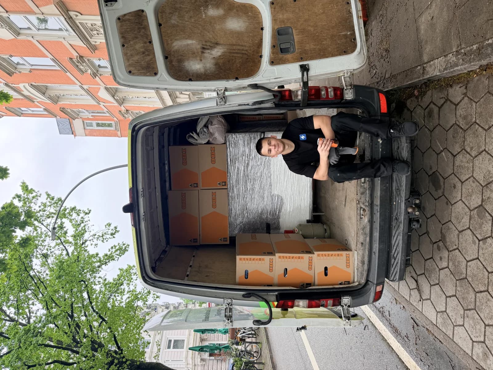Blitz Mitarbeiter am Firmentransporter für Büroauflösungen in Hamburg