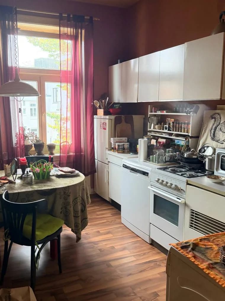 Einbauküche mit Gasherd, Spülmaschine und Kühlschrank in einer Altbauwohnung am Eppendorfer Weg vor dem Abbau