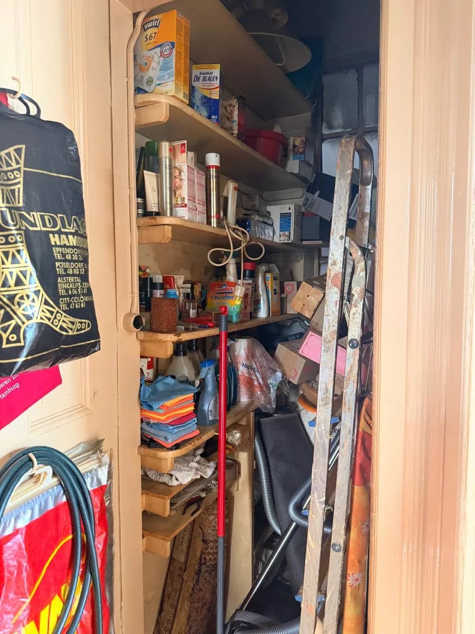 Speisekammer mit Putzmitteln, Staubsauger und Leiter in einer Altbauwohnung am Eppendorfer Weg vor der Räumung