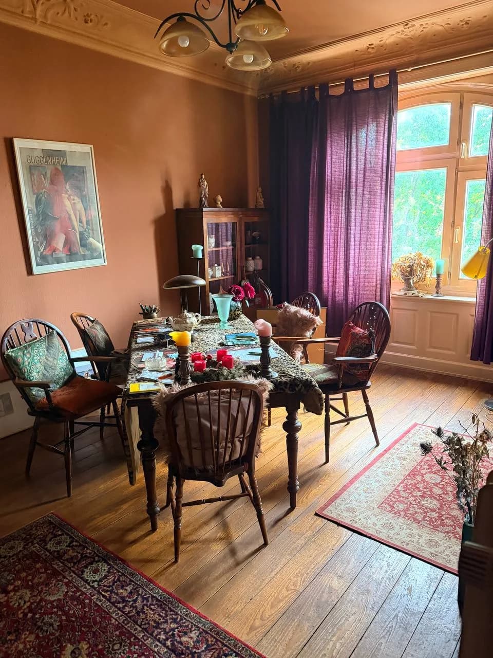 Esszimmer mit Stuckdecke, Rundbogenfenster und Windsor-Stühlen in einer Altbauwohnung am Eppendorfer Weg vor der Wohnungsauflösung