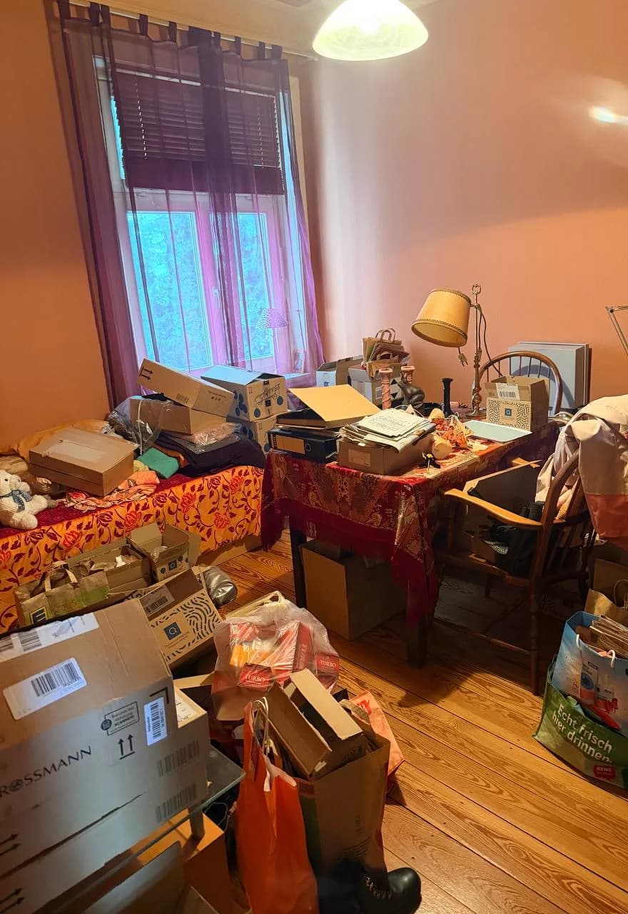 Arbeitszimmer mit Versandkartons, Ordnern, Tüten und Schreibtisch am Eppendorfer Weg vor der Wohnungsauflösung