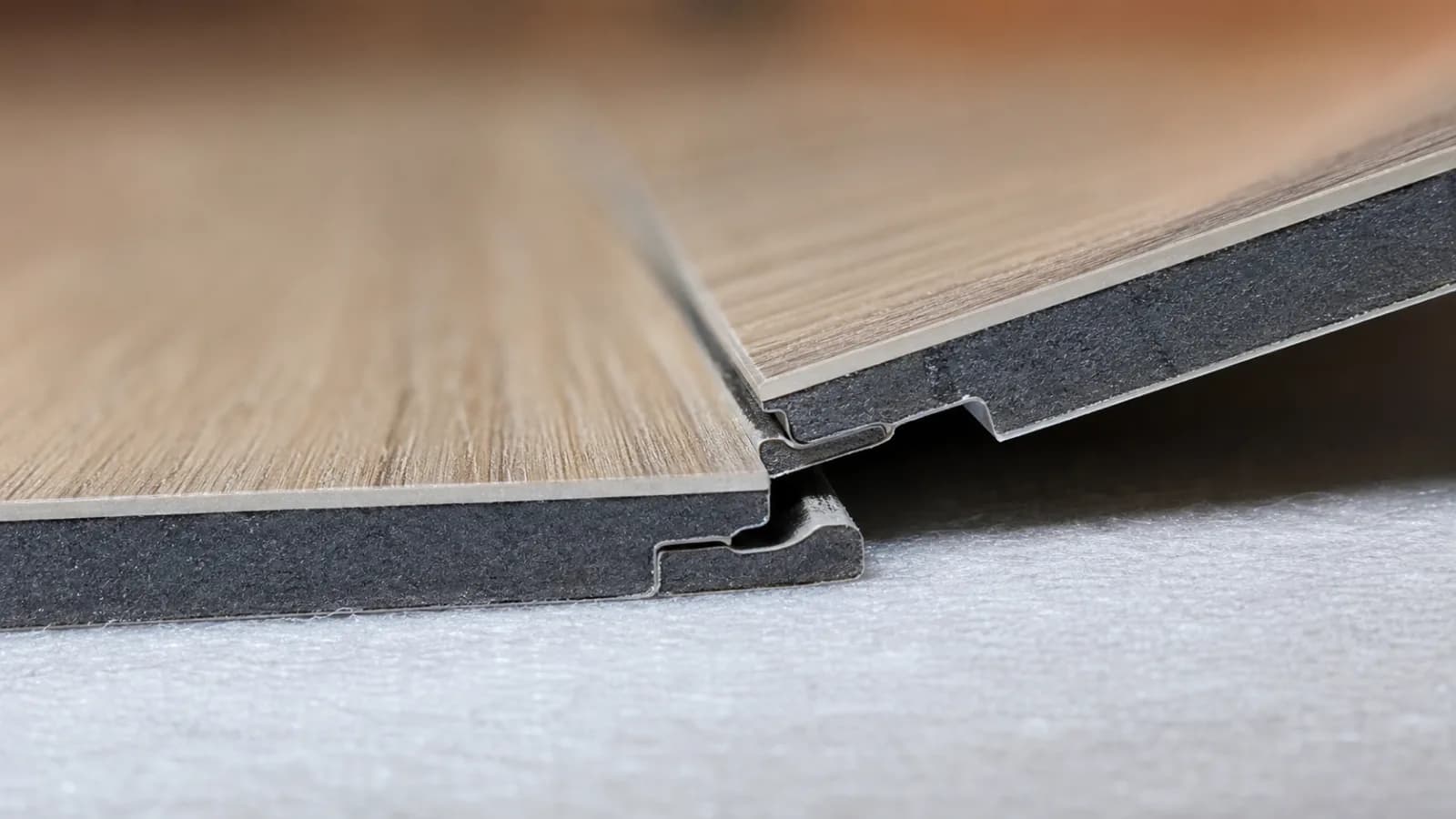 Nahaufnahme des Klick-Profils einer Rigid-Vinyl-Diele beim Verlegen