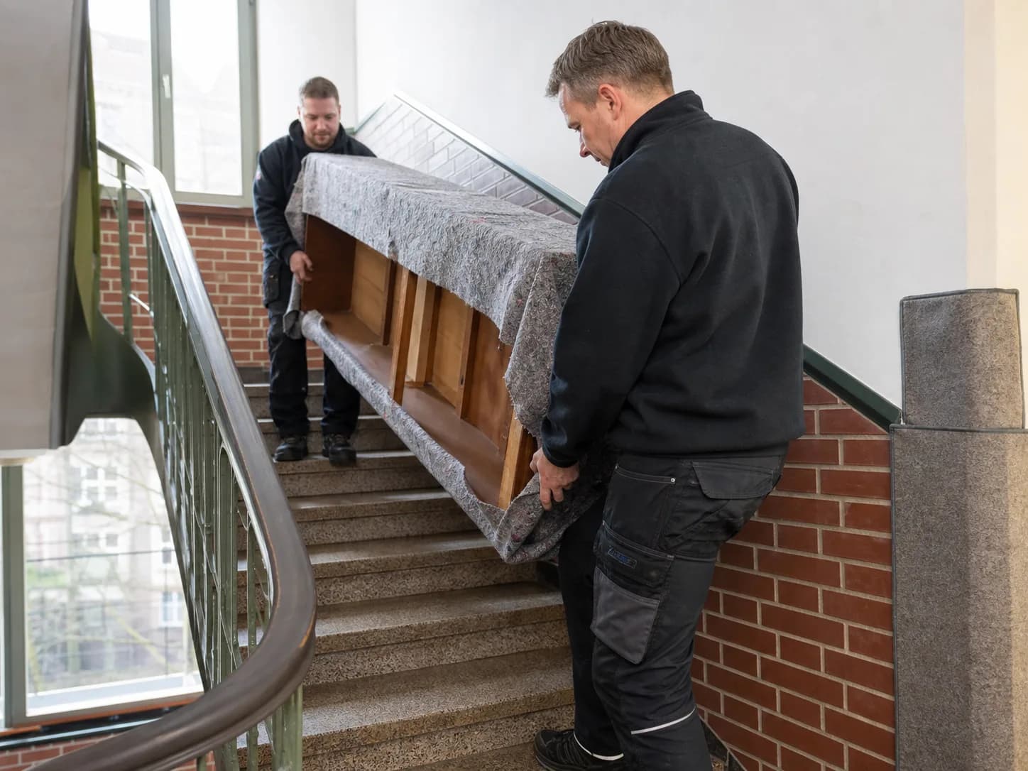 Sicherer Möbeltransport durch ein Barmbeker Treppenhaus