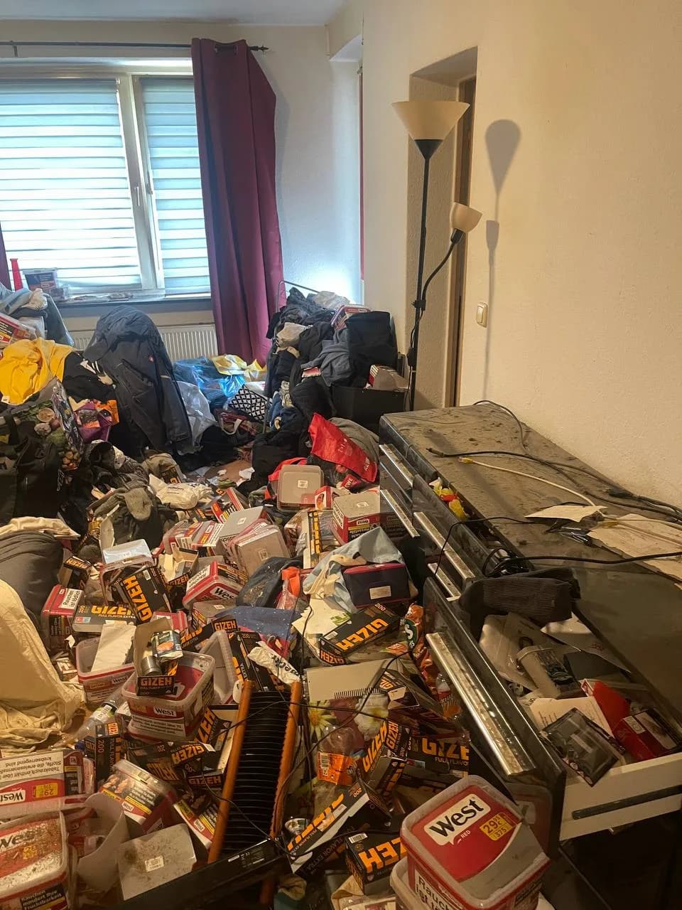 Detail des Tabak- und Verpackungsabfalls auf dem Boden der Wohnung in Wandsbek