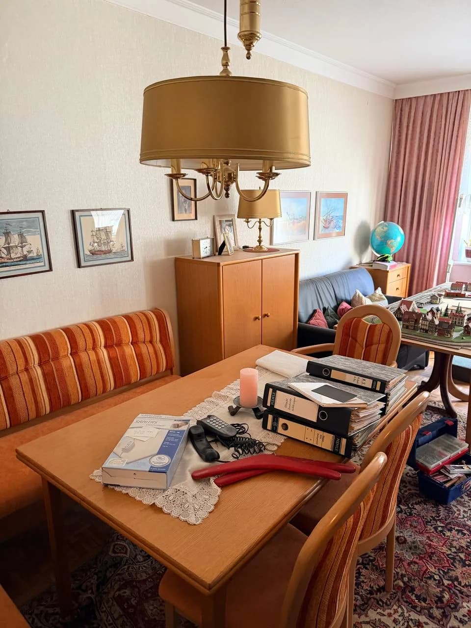 Esszimmer in Hamburg-Wandsbek mit Eckbank, Ordnern, Segelschiffbildern und einer Modellbau-Anlage