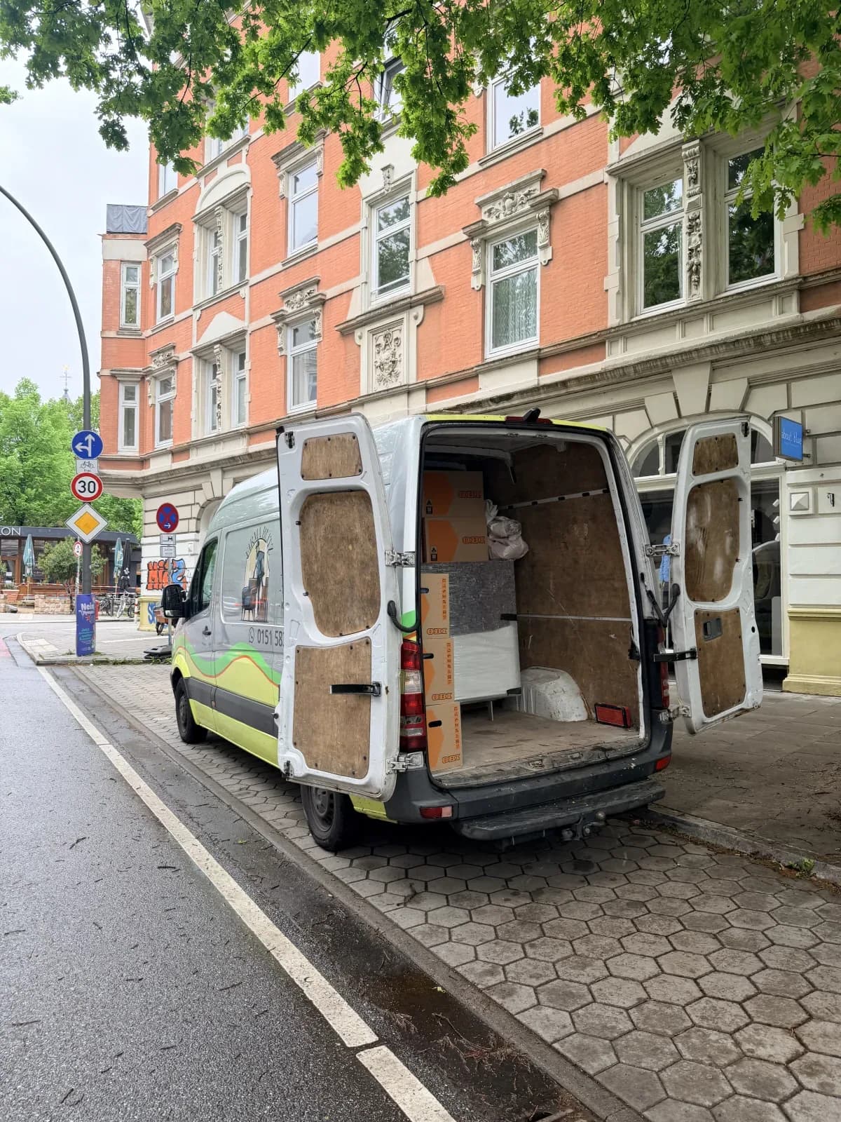 Blitz-Transporter von der Seite vor einem Einsatz