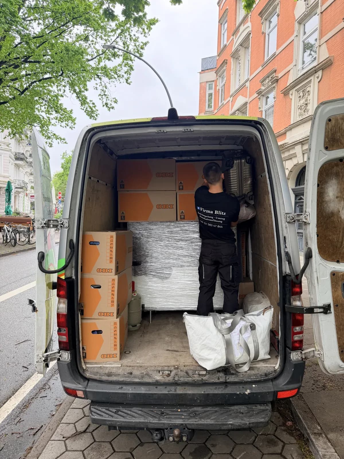 Blitz-Mitarbeiter belädt den Transporter bei einer Entrümpelung
