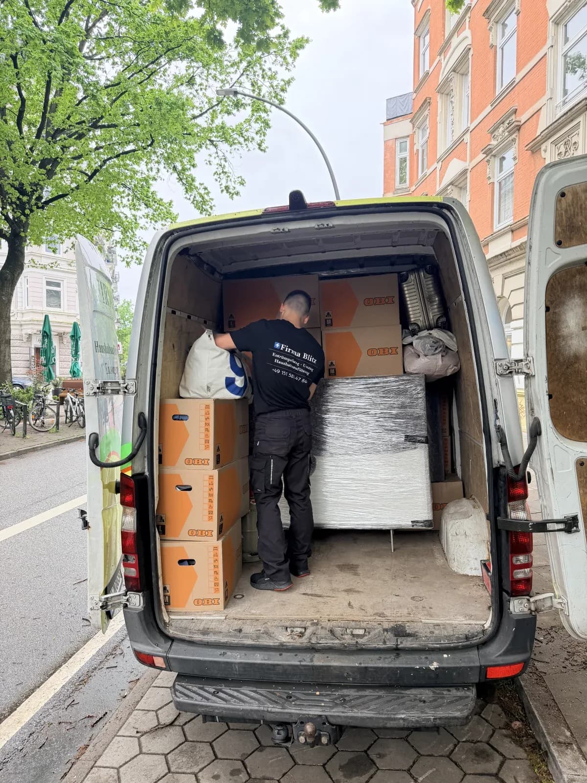Verladung von Hausrat in den Blitz-Transporter