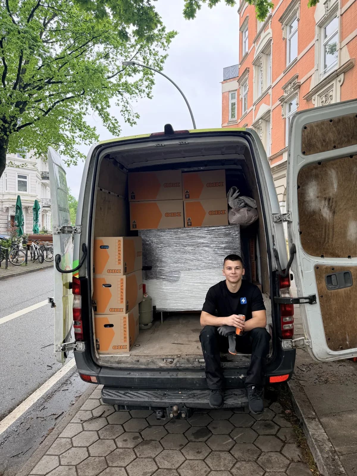 Blitz-Transporter mit Mitarbeiter bei der Beladung