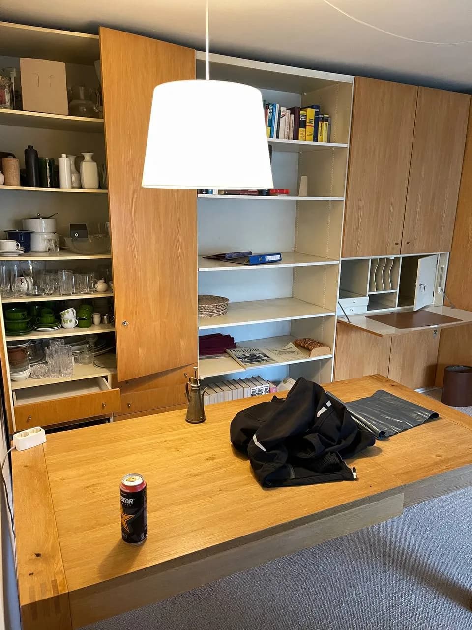 Schrankwand aus Eiche in Wedel mit Gläsern, Geschirr und Büchern vor der Auflösung