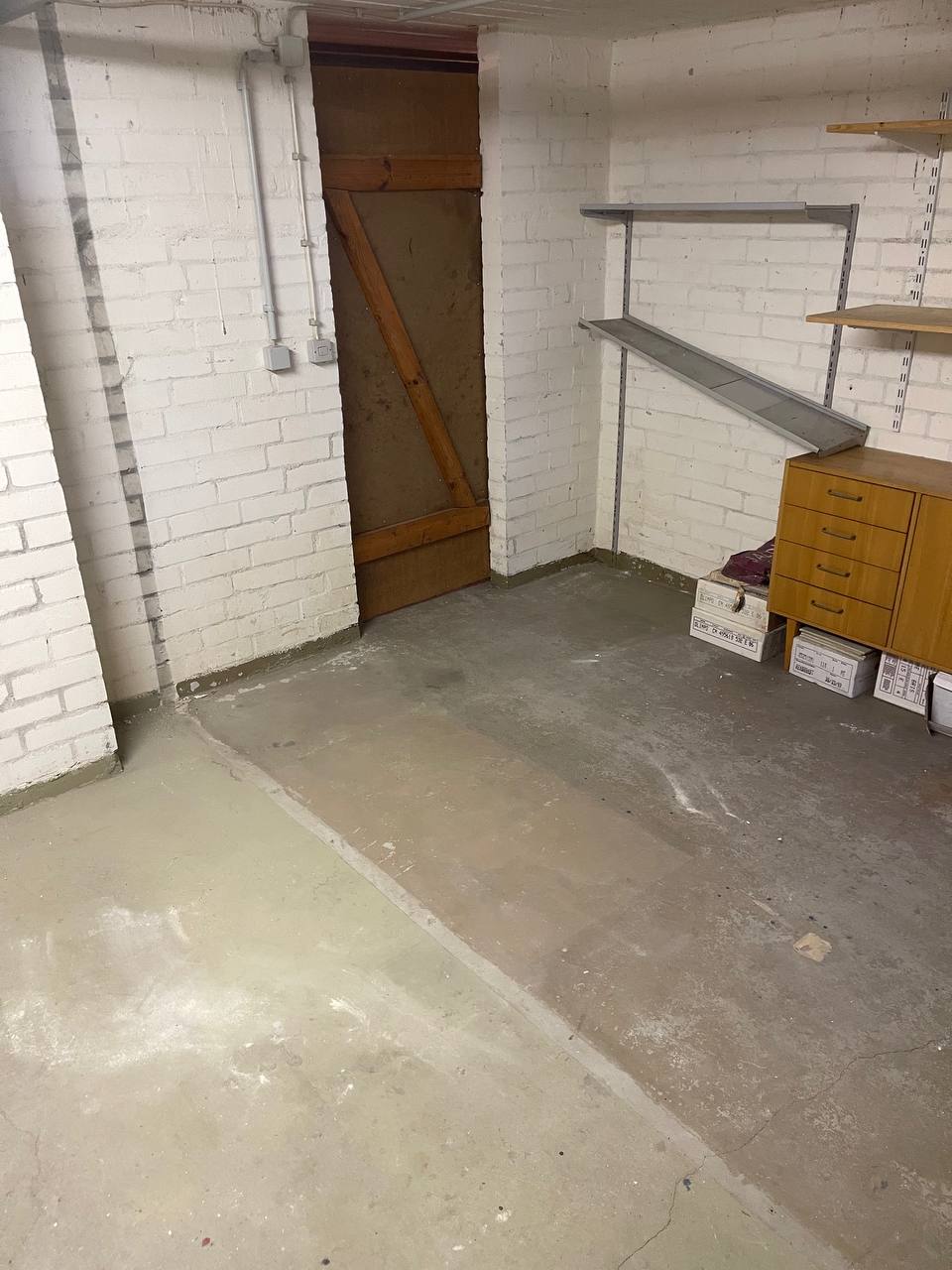 Hamburger Keller nach der Räumung, besenrein, Ansicht 1