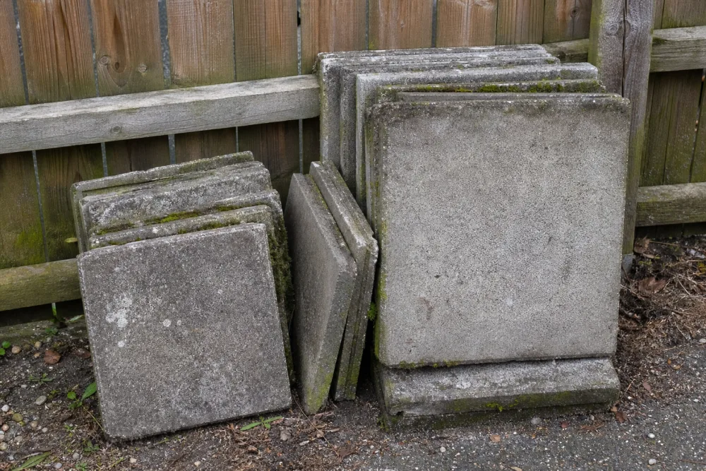 Gehwegplatten im Garten, typisches Beispiel für Bauschutt in Hamburg