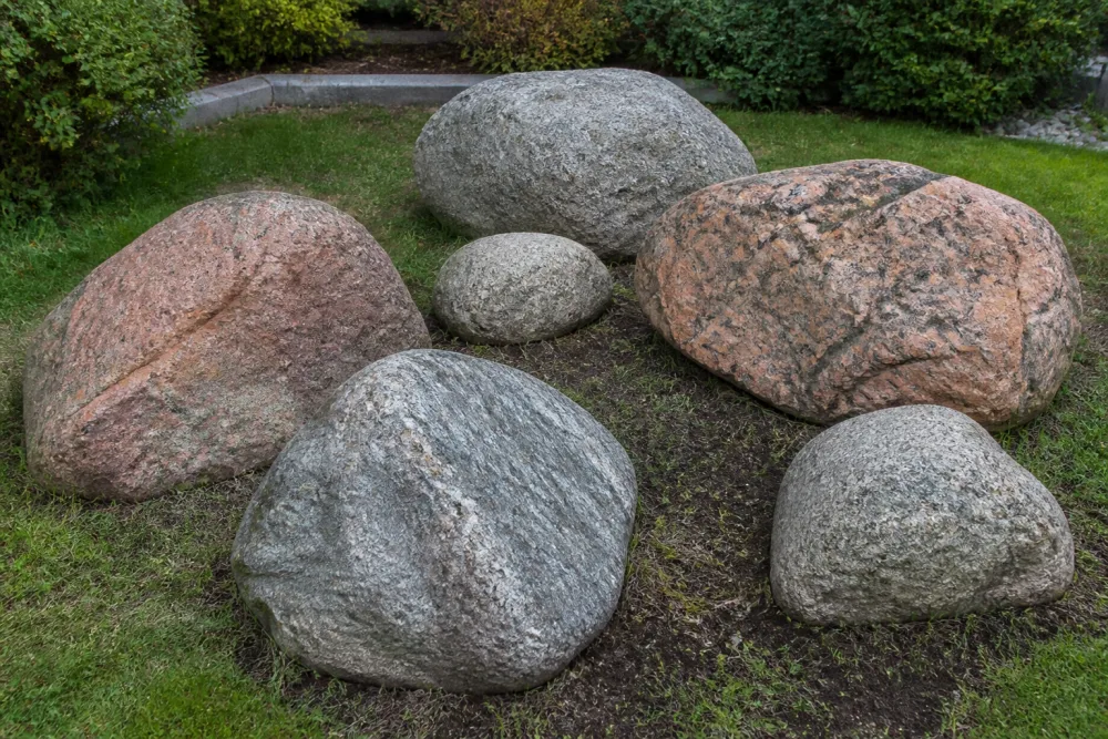 Naturstein & Findlinge im Garten, typisches Beispiel für Bauschutt in Hamburg