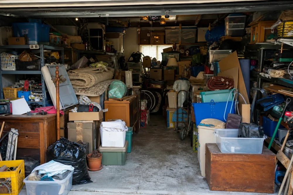Bis unter die Decke vollgestellte Garage mit Regalen und Gerümpel