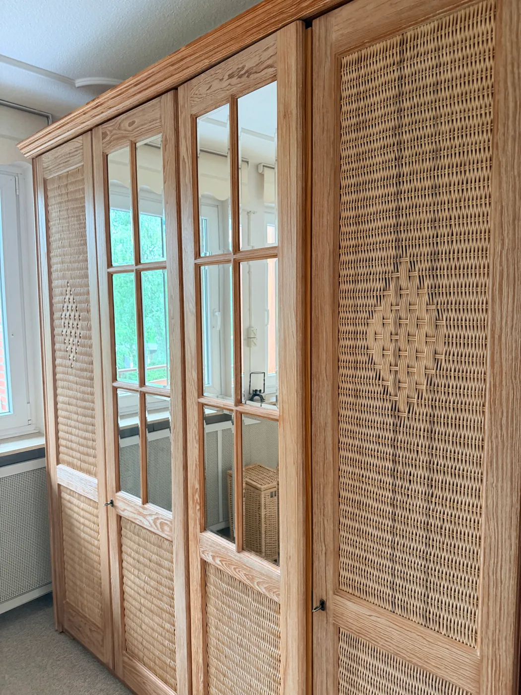 Großer Kleiderschrank aus Eiche mit Spiegeltüren und Rattanfüllung in Hamburg-Berne