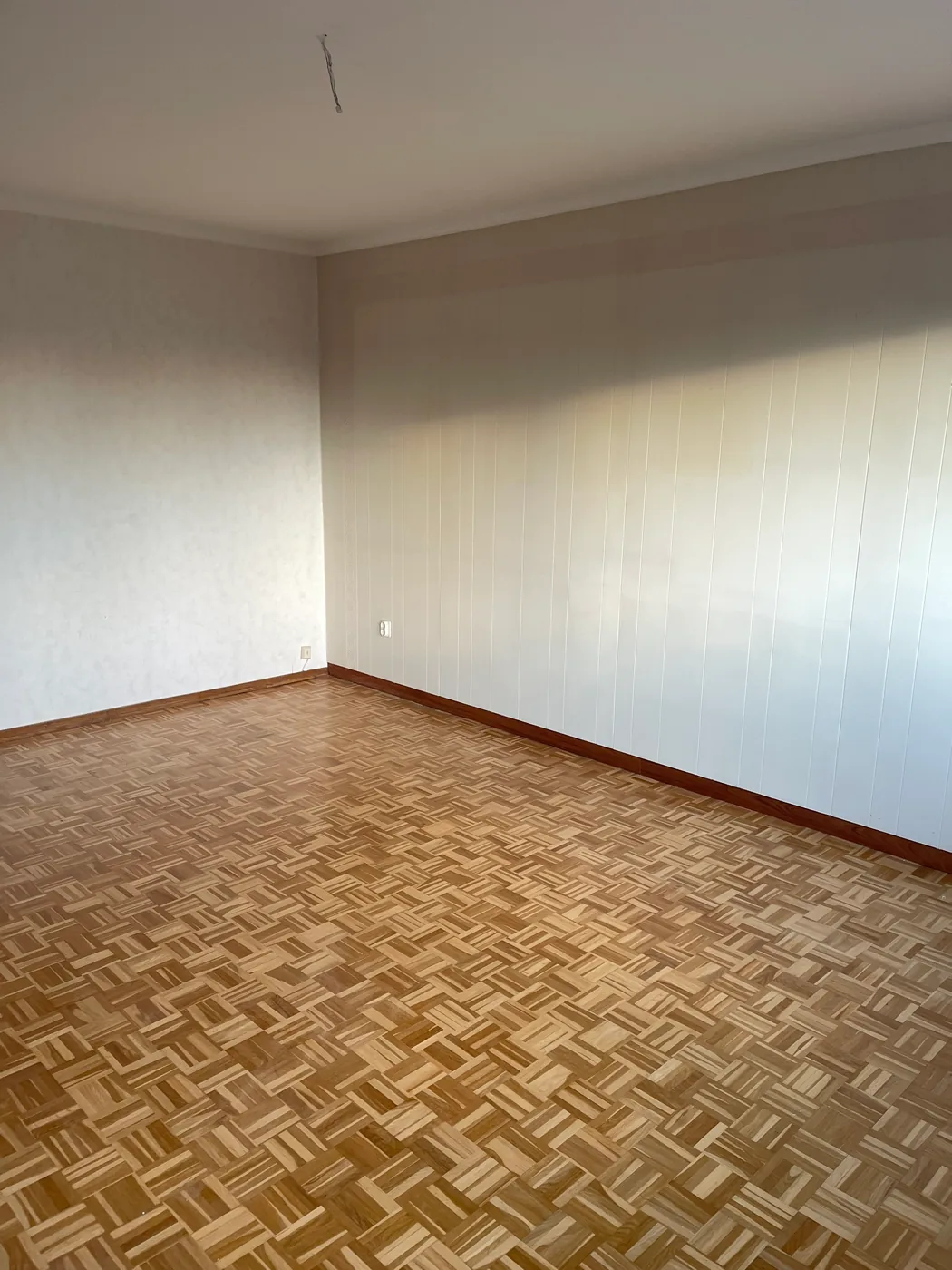 Würfelparkett in einem leeren Zimmer in Hamburg-Berne nach der Räumung