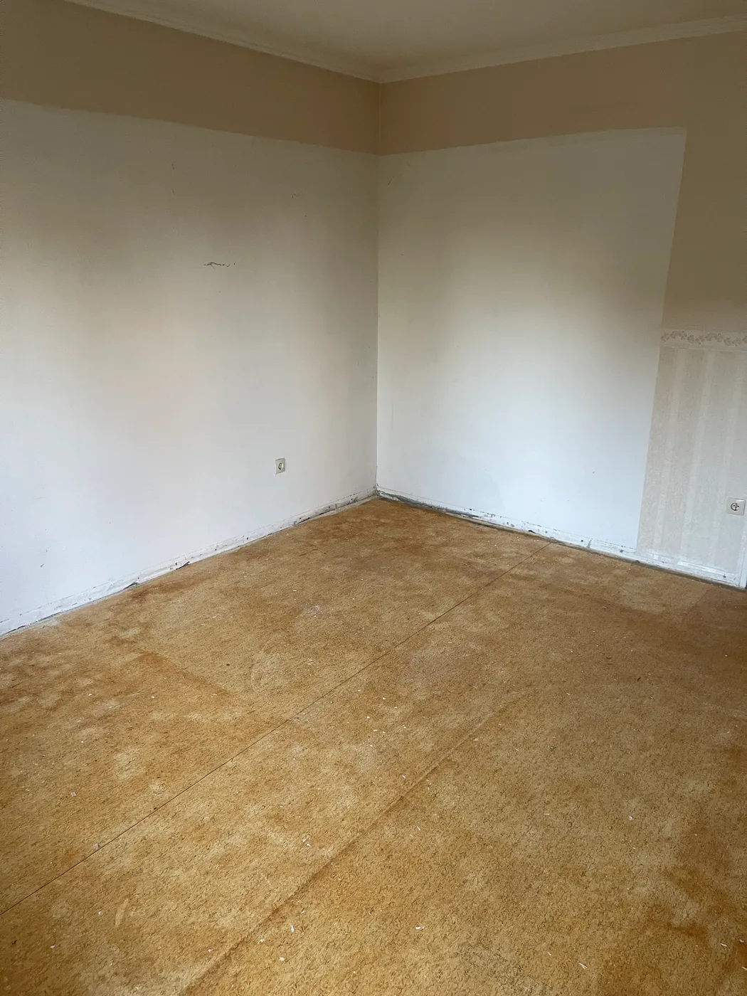 Leeres Zimmer mit freigelegtem Unterboden nach der Teppichentfernung in Hamburg-Berne