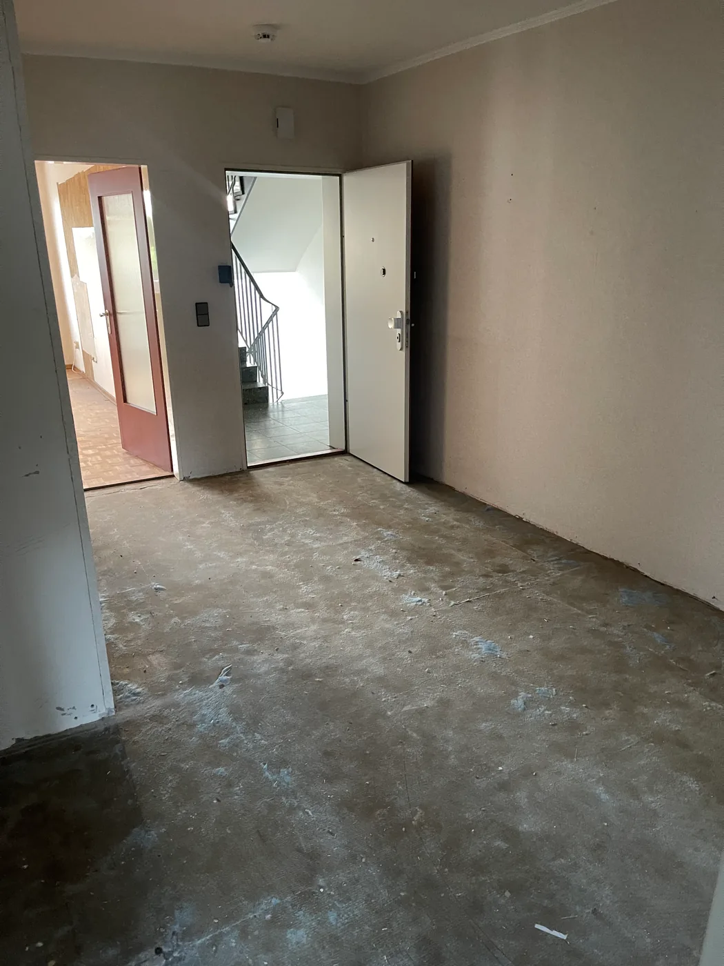 Offene Wohnungstür mit Blick ins Treppenhaus nach der Wohnungsauflösung in Hamburg-Berne