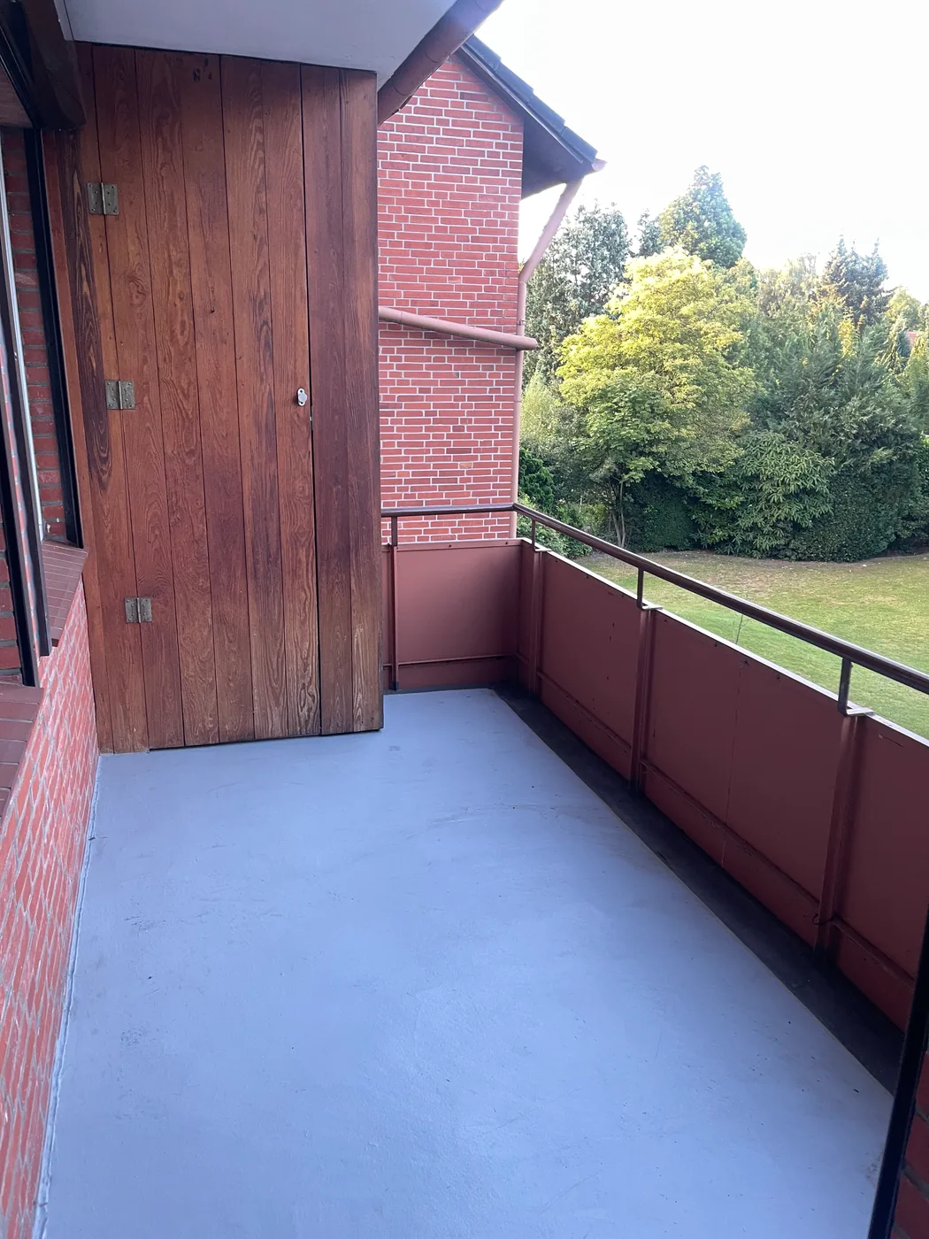 Leerer und gefegter Balkon einer Wohnung in Hamburg-Berne nach der Räumung
