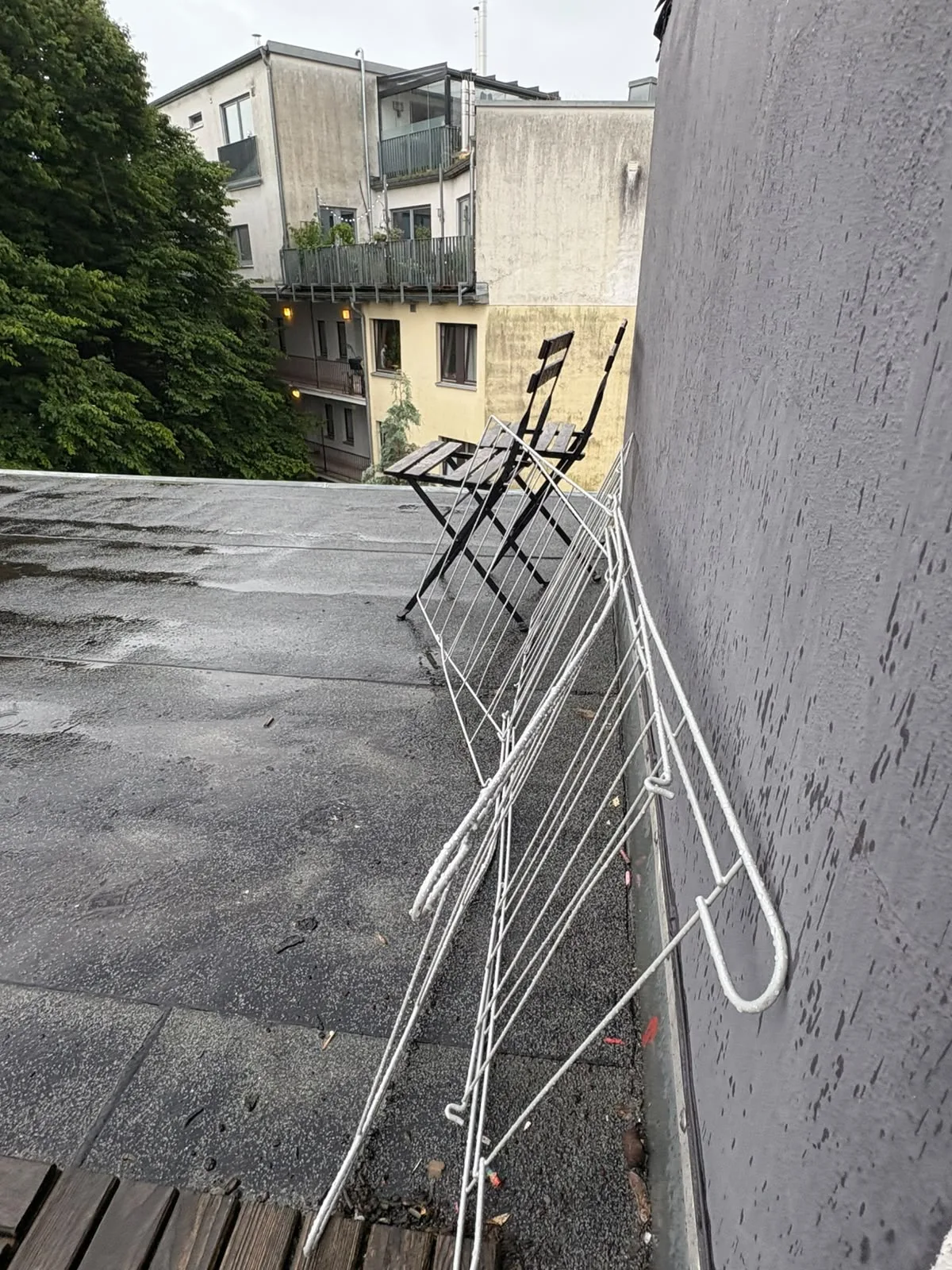 Alter Wäscheständer und Klappstühle auf einer Dachterrasse vor der Räumung
