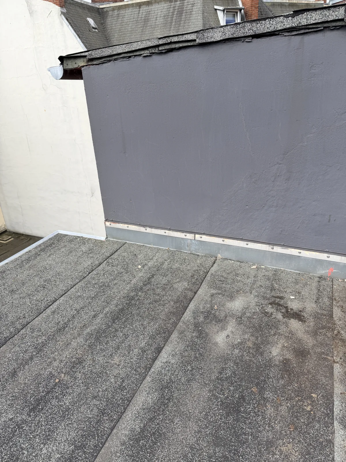 Freigeräumte und gekehrte Dachfläche entlang der Attika nach der Terrassenräumung