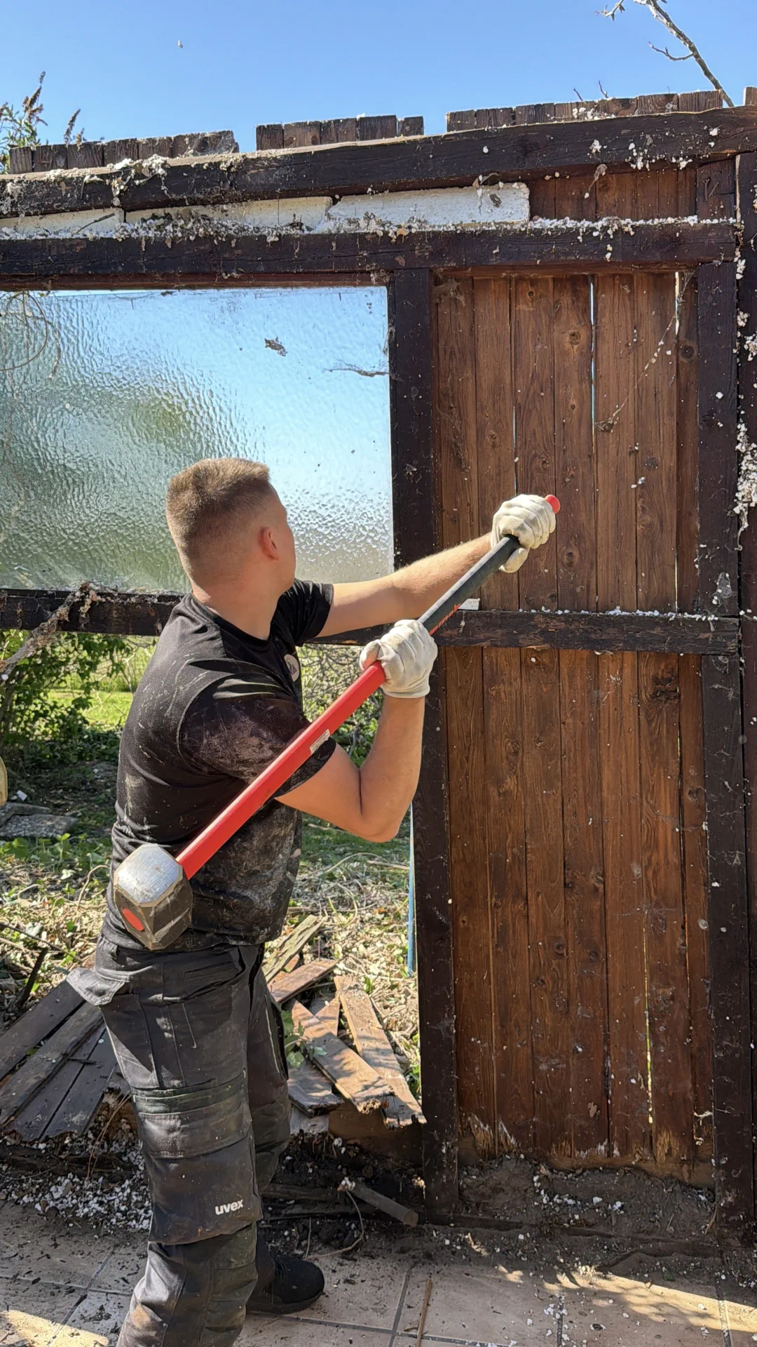 Holzwand-Demontage beim Gartenhausrückbau
