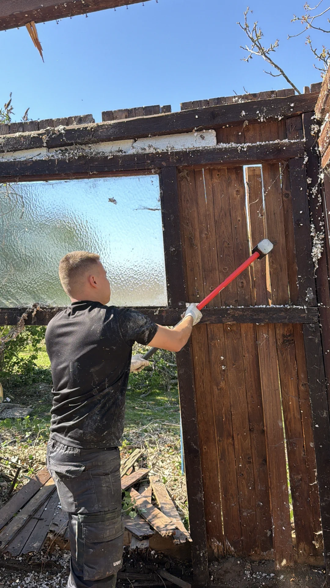 Vorschlaghammer-Einsatz beim Gartenhausabriss