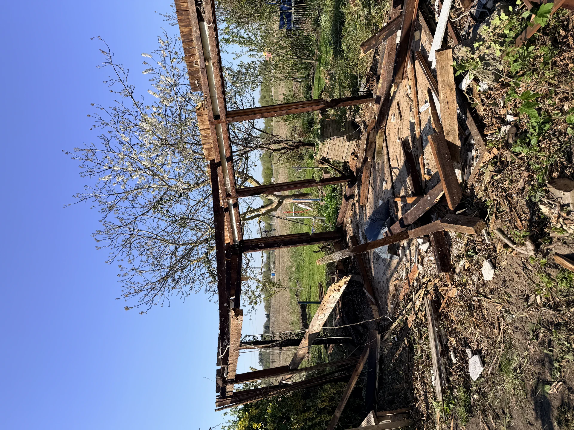 Gartenhaus komplett demontiert - Grundstück wird freigegeben