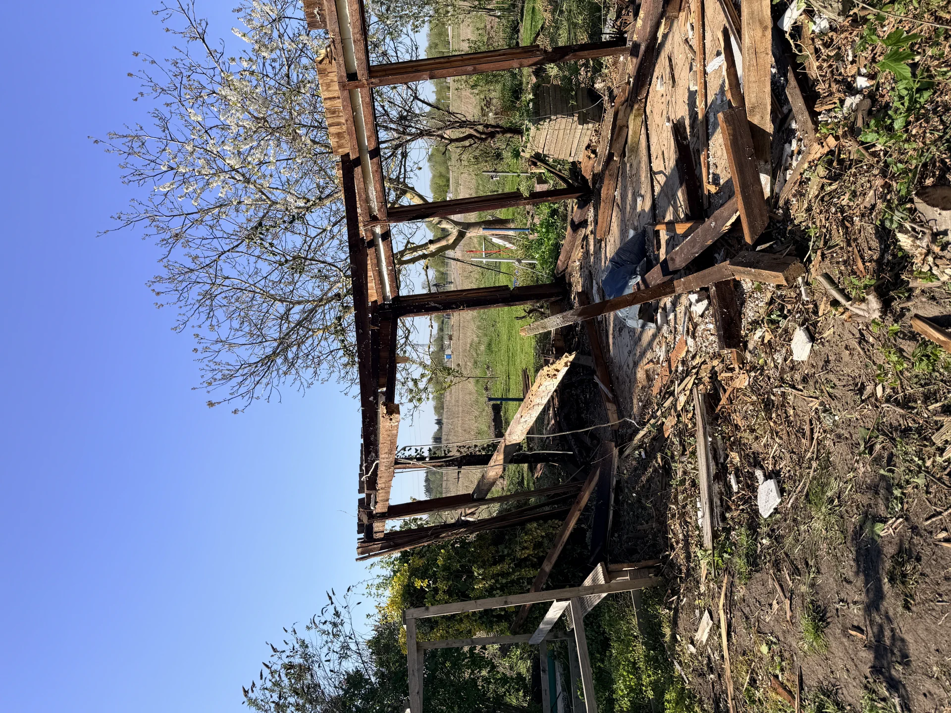 Restmaterial nach Gartenhaus-Rückbau vor dem Abtransport