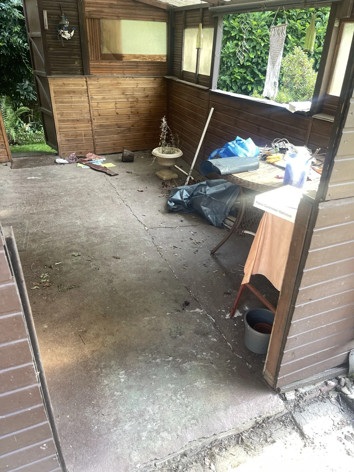Vollgestellter Innenraum eines Anbaus an einer Gartenlaube in Hamburg vor der Räumung