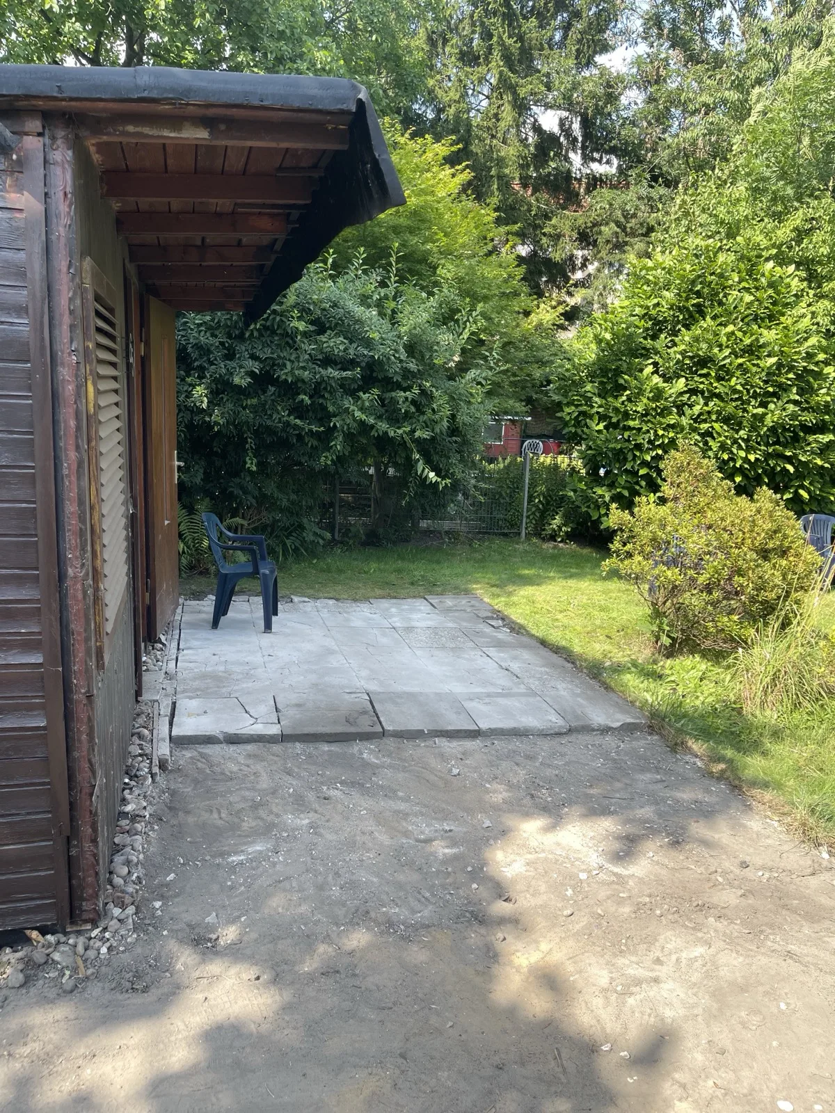 Gepflasterte Fläche mit dicken Gehwegplatten vor einer Gartenlaube in Hamburg