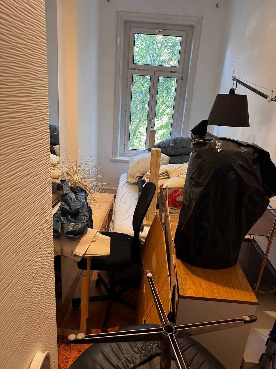 Vollgestelltes kleines Altbau-Zimmer an der Isestraße in Hamburg vor der Räumung