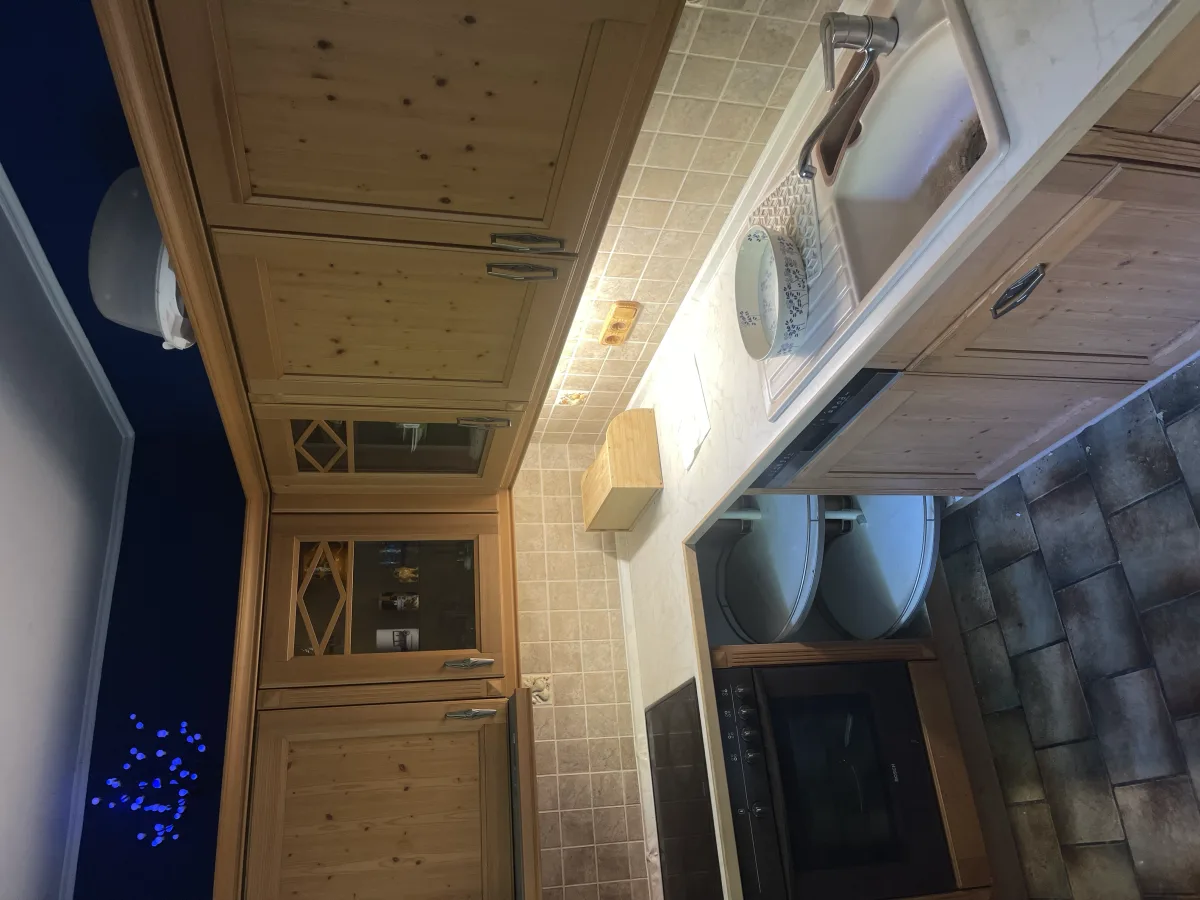 Detail der alten Küche mit Ceranfeld, Backofen und Karussell-Eckschrank vor der Demontage