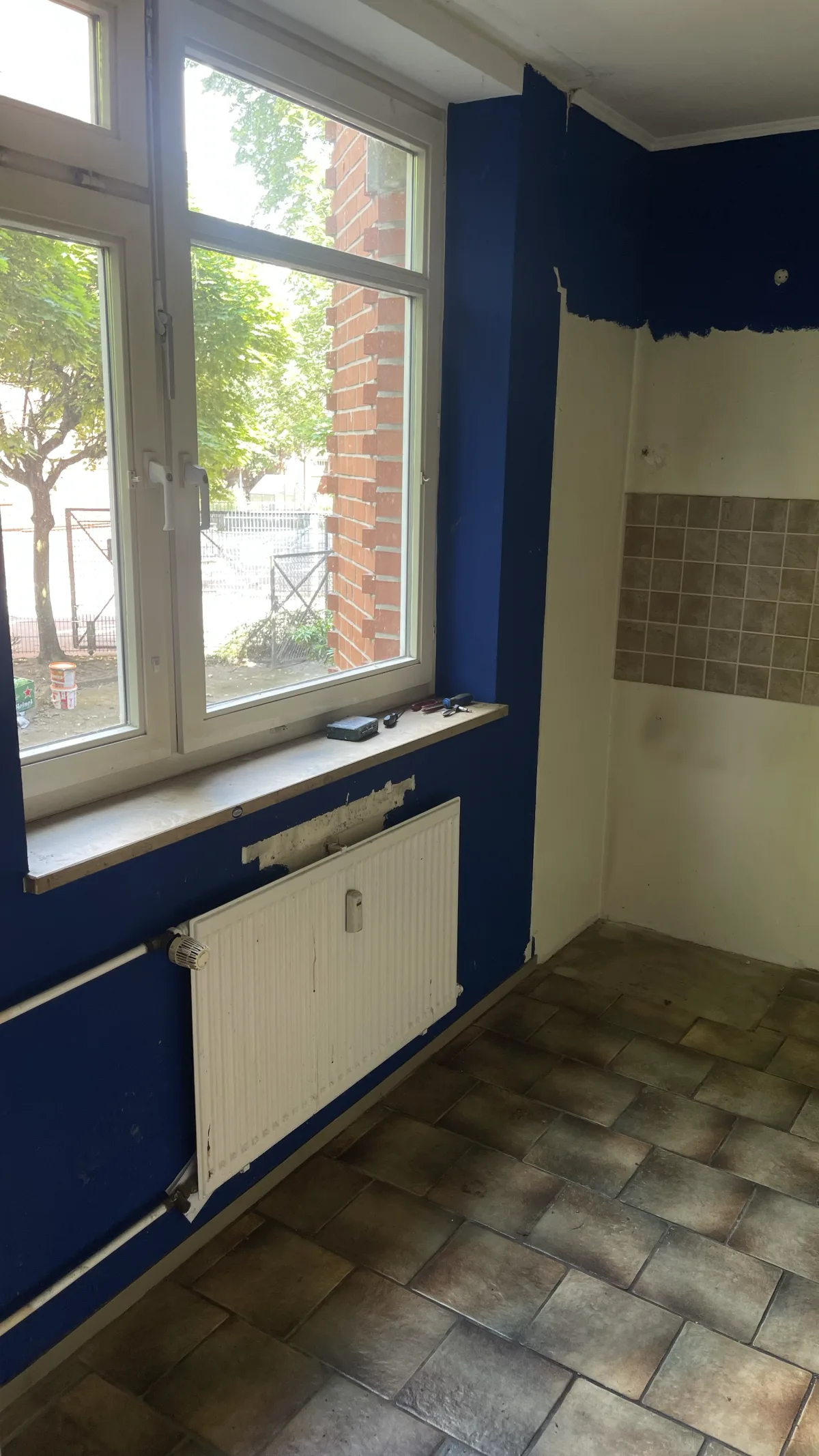 Leerer Küchenraum in Hamburg nach dem Ausbau der alten Küche, mit Heizkörper am Fenster