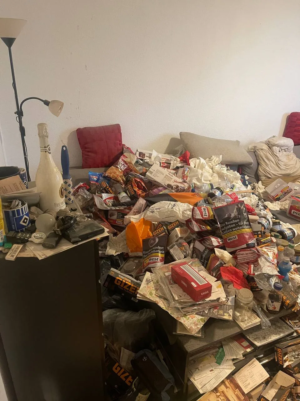 Vermülltes Wohnzimmer in Hamburg-Wandsbek vor der Räumung
