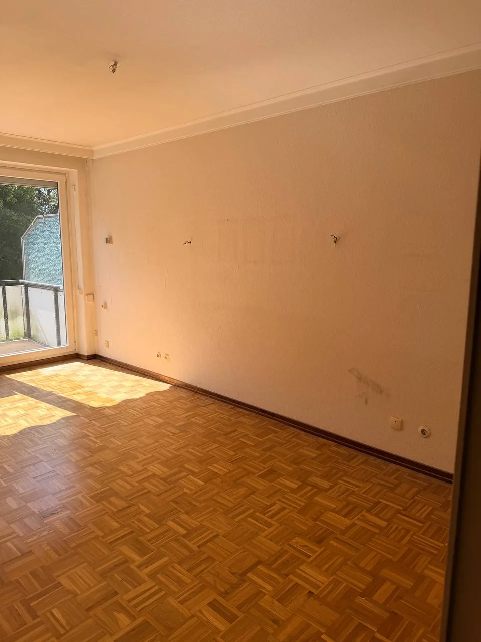 Wand mit hellen Rechtecken und Haken nach dem Abhängen der Bilder in Hamburg-Wandsbek