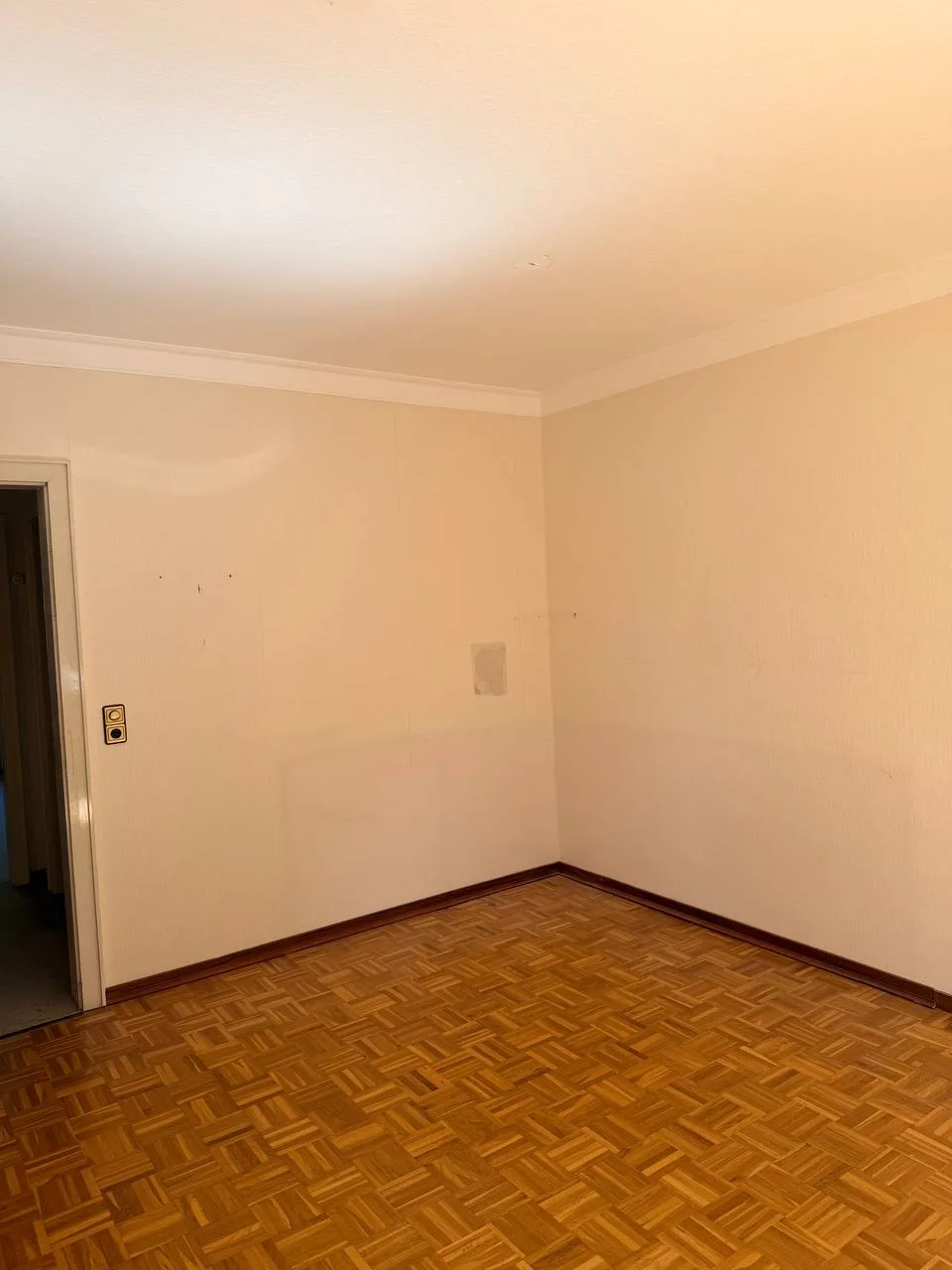 Leeres Zimmer mit Mosaikparkett nach der Wohnungsauflösung in Hamburg-Wandsbek
