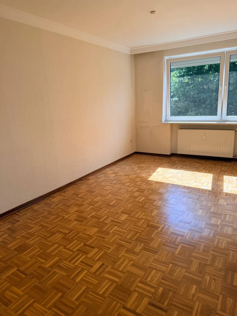 Leeres Zimmer mit Fenster und Heizkörper nach der Wohnungsauflösung in Hamburg-Wandsbek