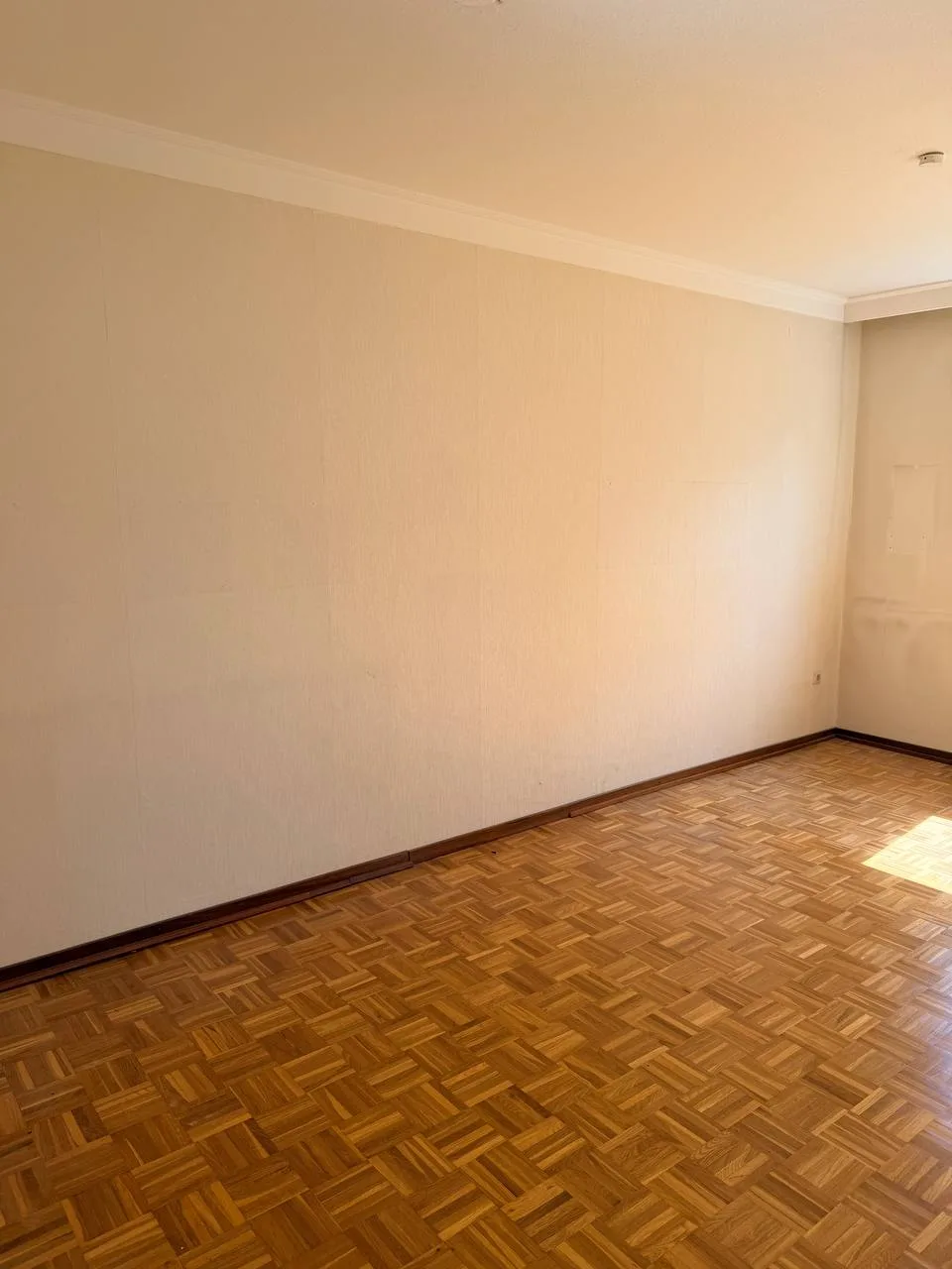 Vollständig leergeräumtes Zimmer mit Mosaikparkett in Hamburg-Wandsbek