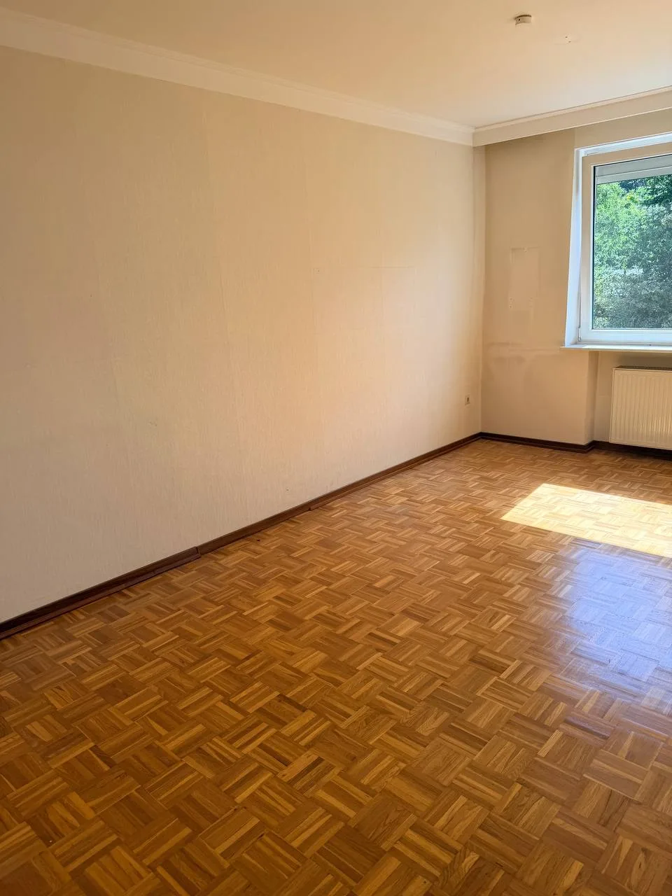 Leere Zimmerecke mit Fenster und Heizkörper nach der Räumung in Hamburg-Wandsbek