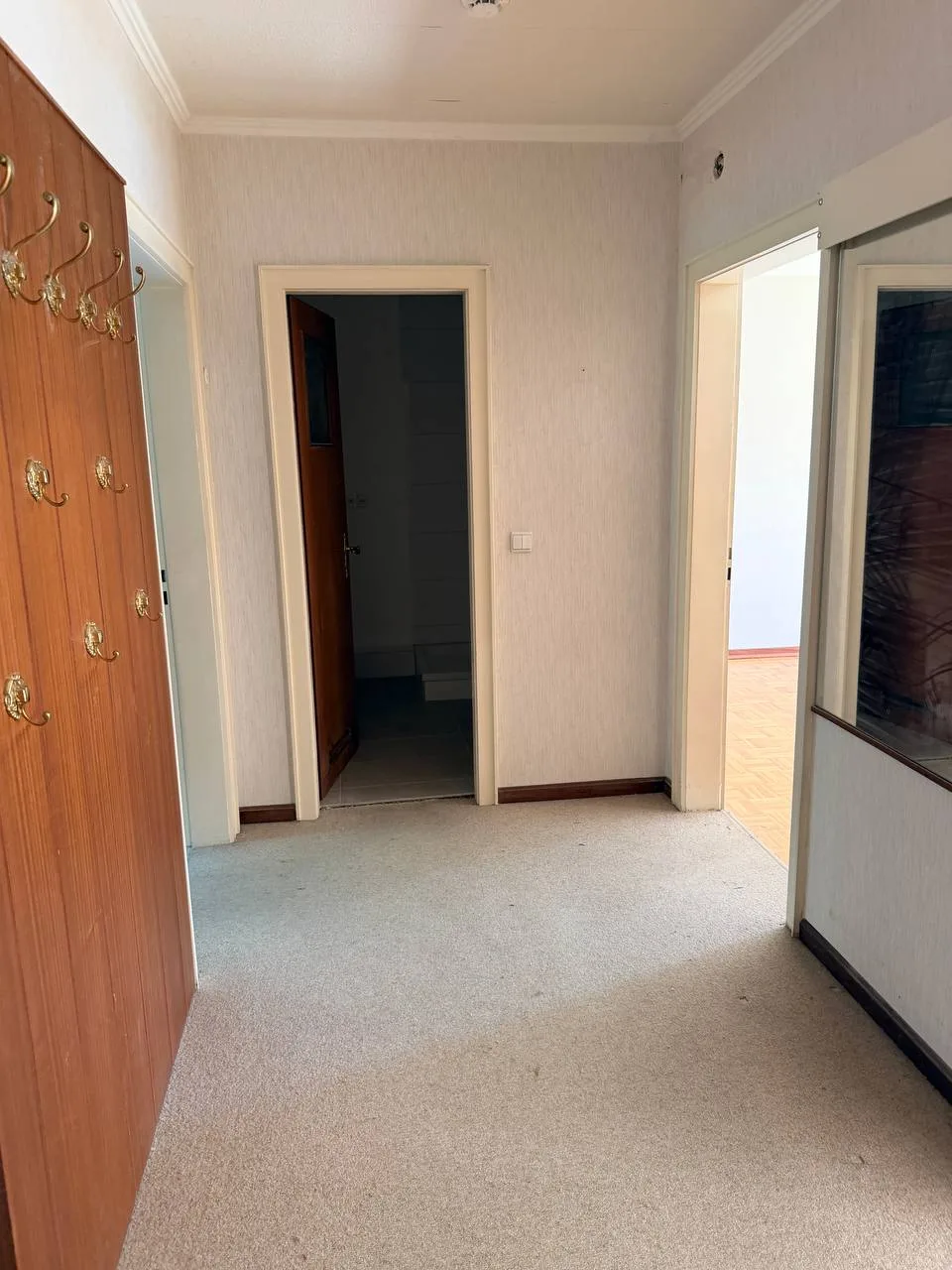 Leere Diele mit verbliebener Holzgarderobe in einer Wohnung in Hamburg-Wandsbek