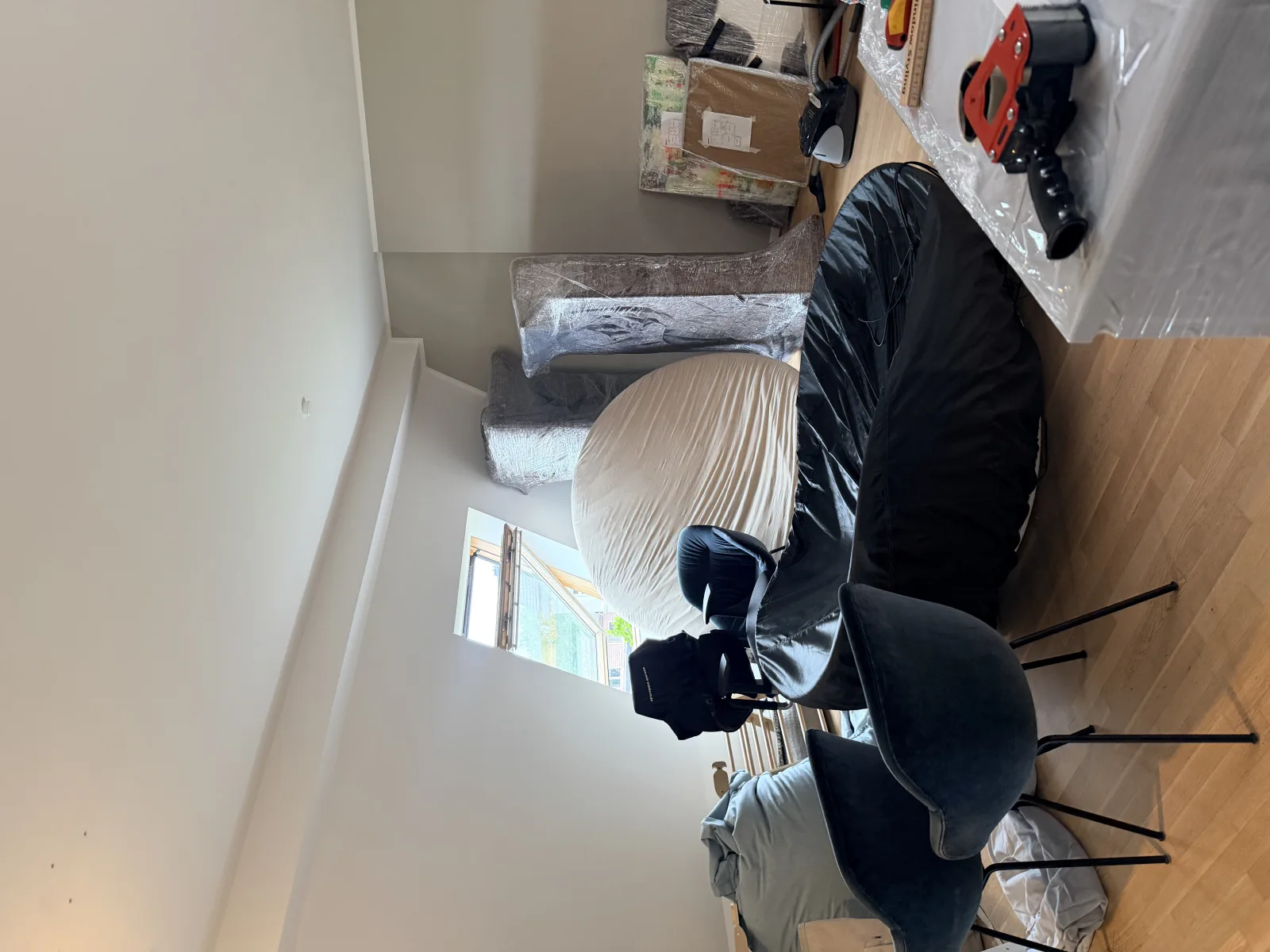 Verpackte Möbel und Kartons in einer Hamburger Wohnung