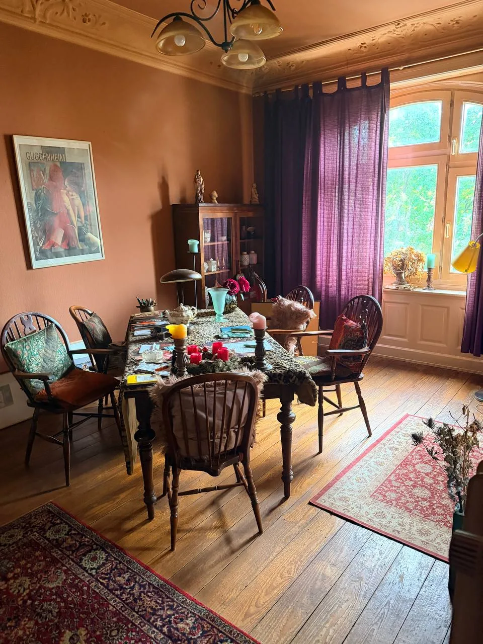 Esszimmer mit Stuckdecke und Rundbogenfenster in einer Altbauwohnung am Eppendorfer Weg vor der Wohnungsauflösung